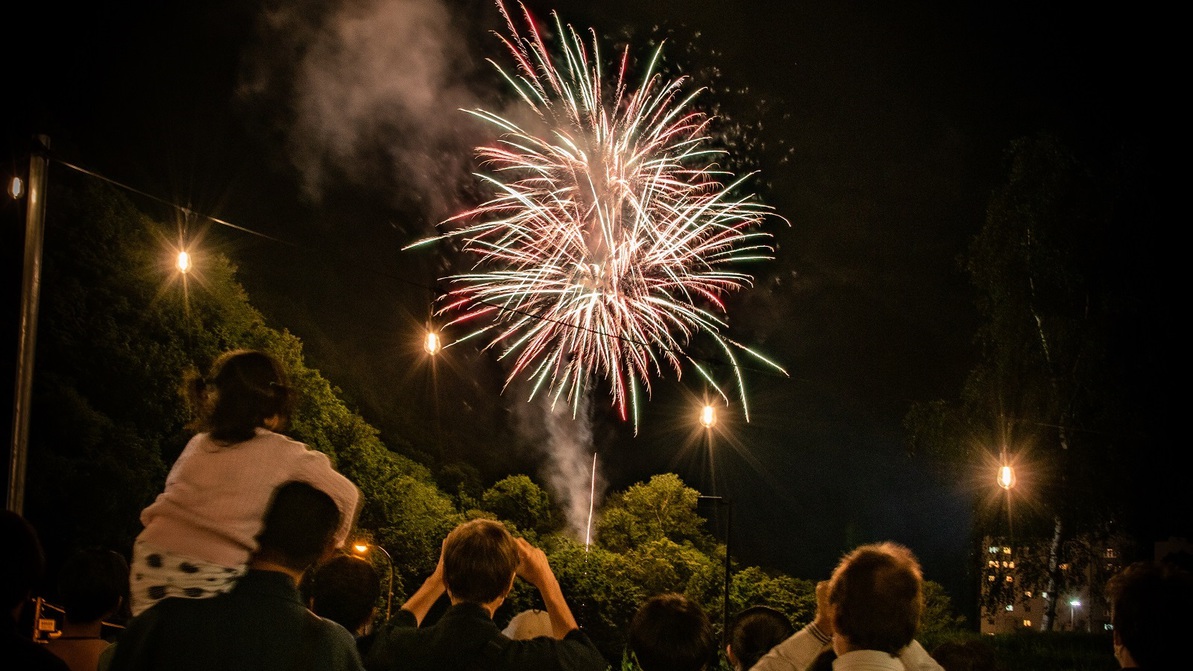 夏の夜空を彩る打ち上げ花火！峡谷にこだまする花火は風情も迫力も満点！※イメージ