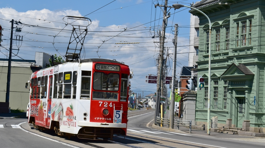 【市電乗車券特典付】今年で築造160周年！電車に揺られ春の「五稜郭」へ♪＜飲み放題付バイキング＞