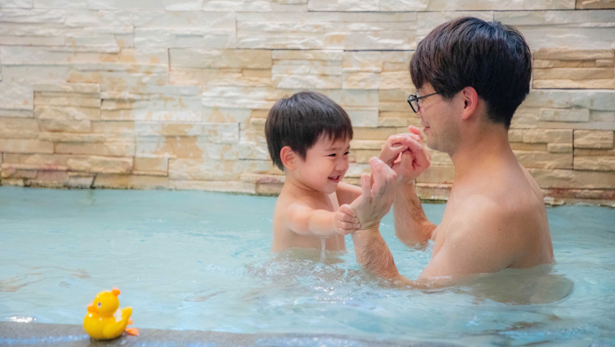 【貸切風呂】バシャバシャ水遊びも貸切風呂なら気兼ねなく楽しめる