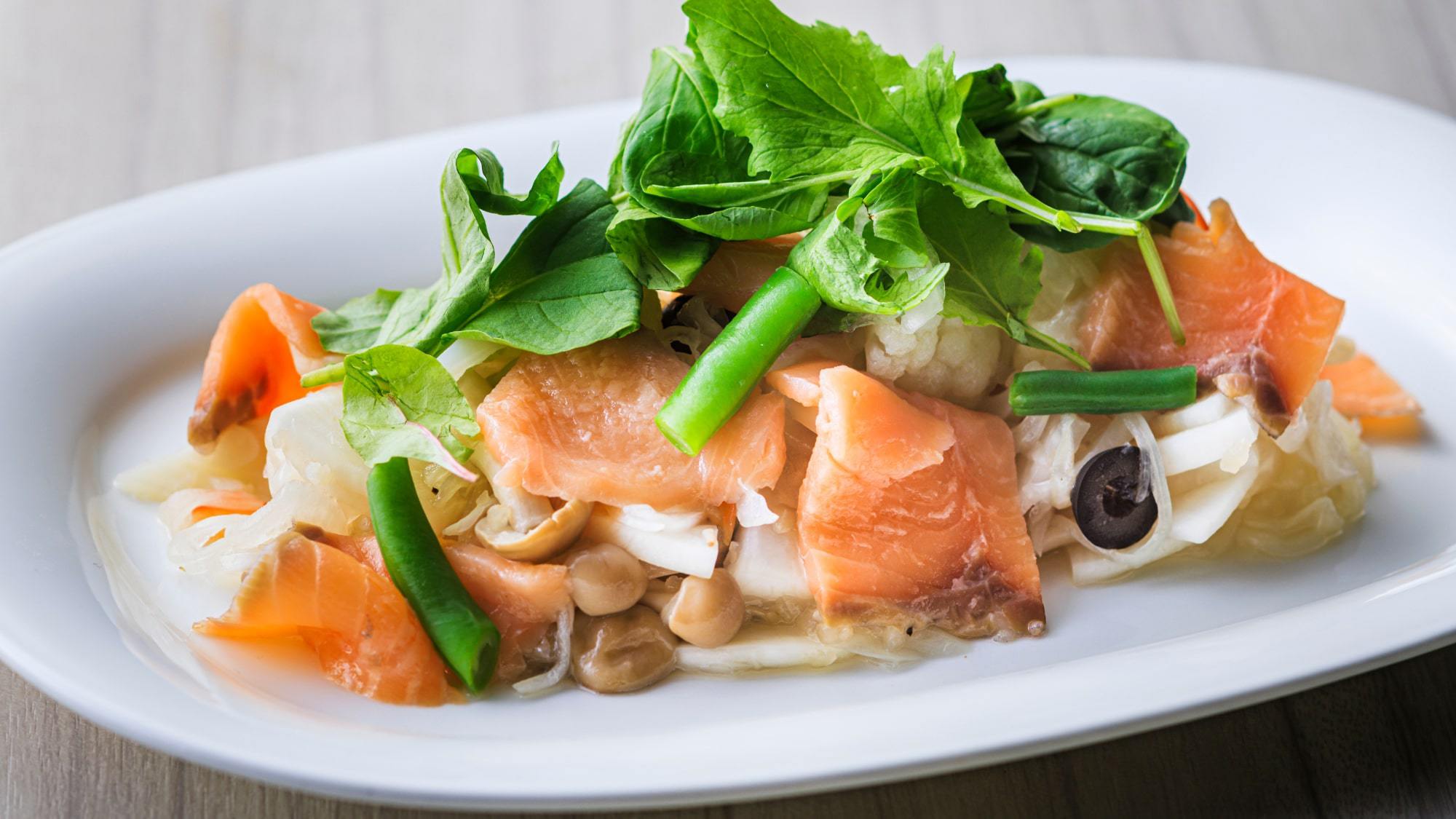 【2025秋】Buffet Restaurantスモークサーモンと野菜のマリネ9/16〜12/15