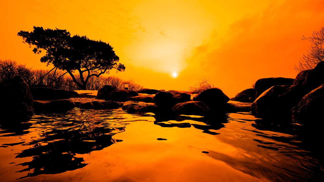 夕刻の露天風呂はオレンジに染まり、心も体も癒してくれます。太陽が沈みゆく景色の変化と共に楽しめます