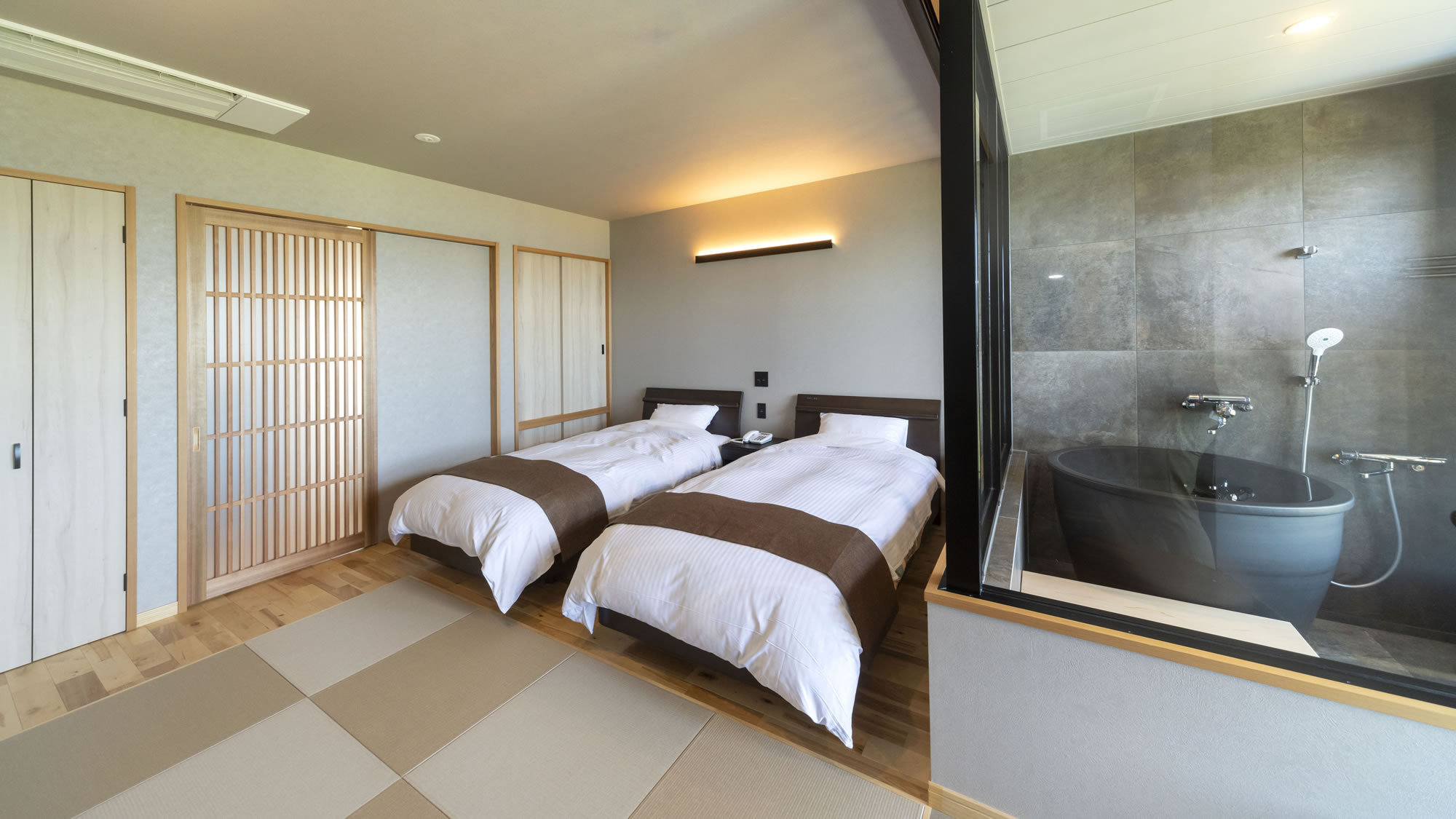 露天風呂付客室一例401、高級ベッドメーカーSealy（シーリー）のベッド採用