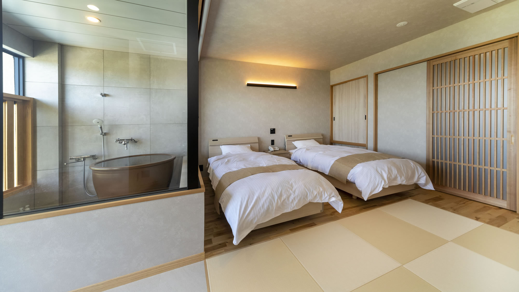 露天風呂付客室一例402、高級ベッドメーカーSealy（シーリー）のベッド採用