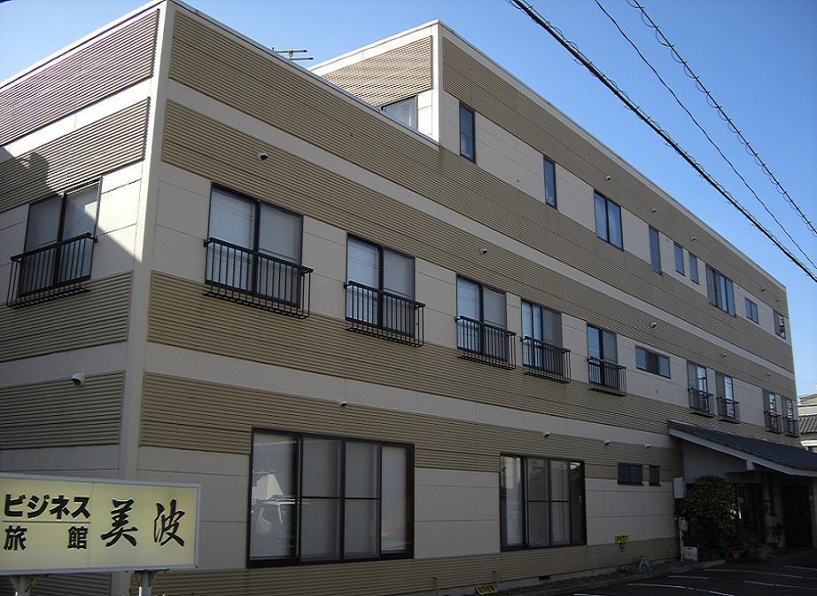 Fuji Business Ryokan Minami Located in Fuji, Fuji Business Ryokan Minami is a perfect starting point from which to explore Gotenba. The property offers guests a range of services and amenities designed to provide comfort and con