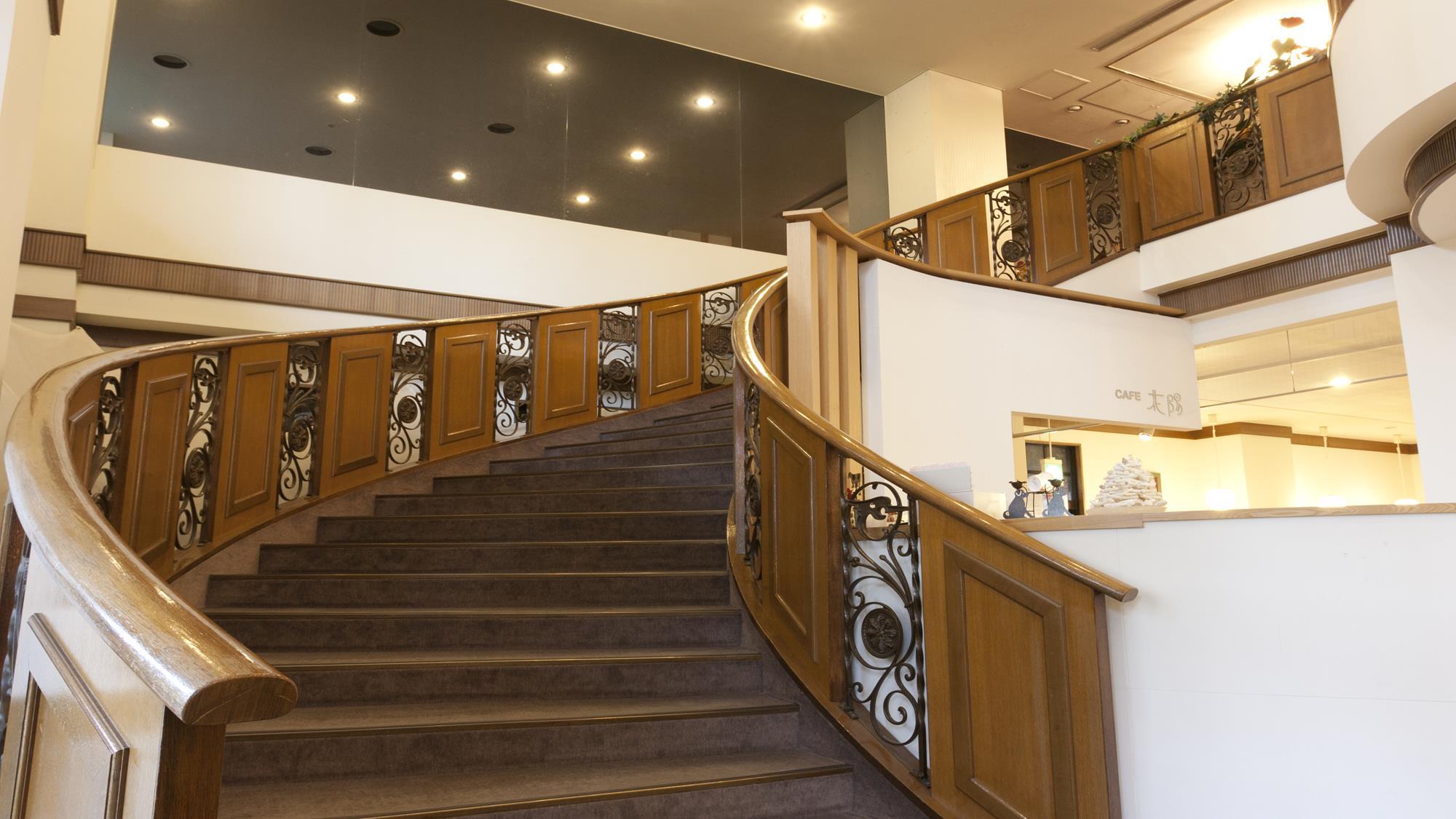 大きならせん階段は、サンパレス球陽館の名物です。