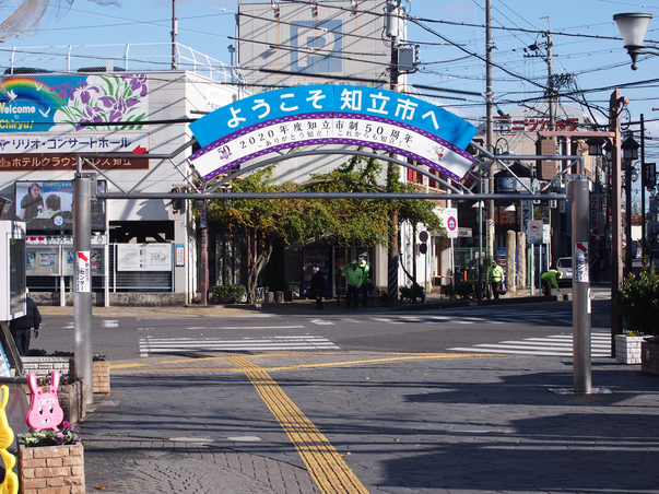 知立駅を背にして、斜め右側に「ようこそ知立市へ」の看板がある方へ歩いていきます。