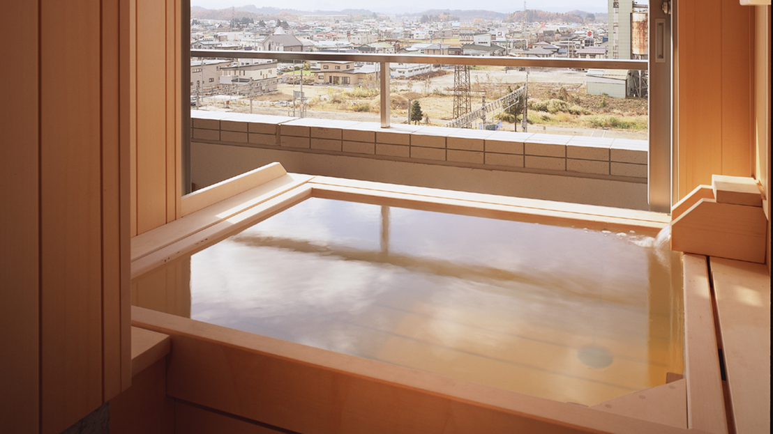 【露天風呂付き客室】源泉掛け流しの天然温泉総檜造りの露天風呂を24時間お楽しみ頂けます。
