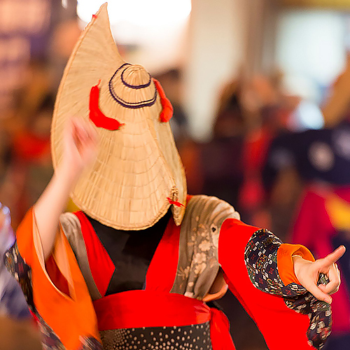 【夏】西馬音内盆踊り 羽後町8月16〜18日開催。編笠や彦三頭布で顔を隠した踊り子は優美で夢幻の世界
