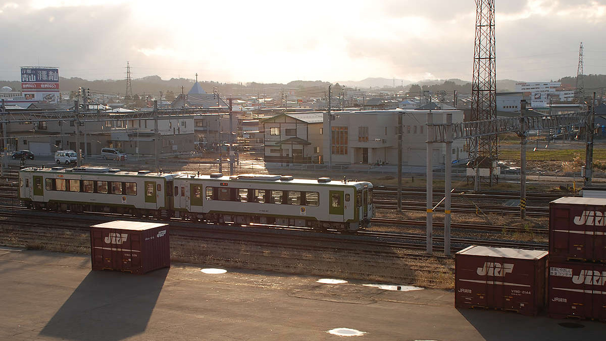 【景色駅側】駅近の魅力お部屋から走行する電車を見ることができます。