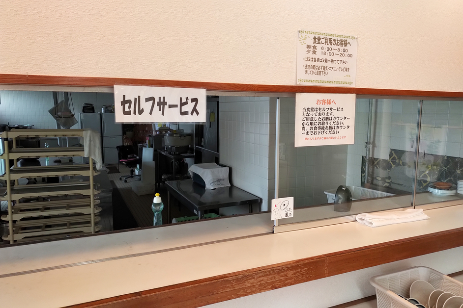 食堂の配膳口