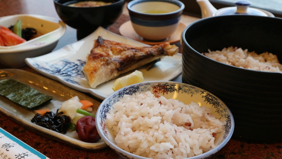 *【お料理】朝は古代米、お魚、小鉢など健康的なメニュー