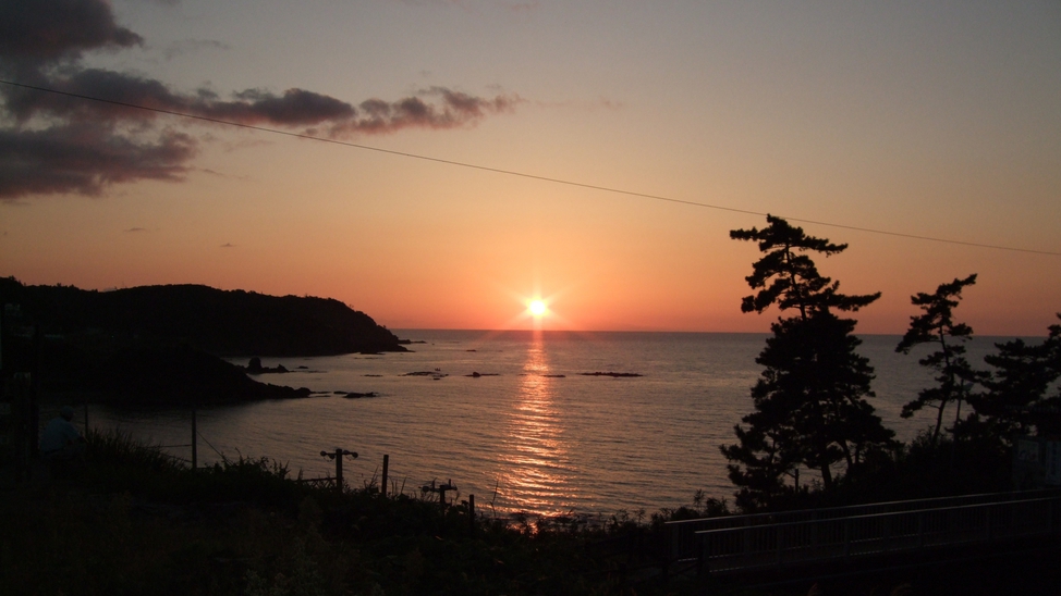 当館より望む福浦八景に沈む夕日です