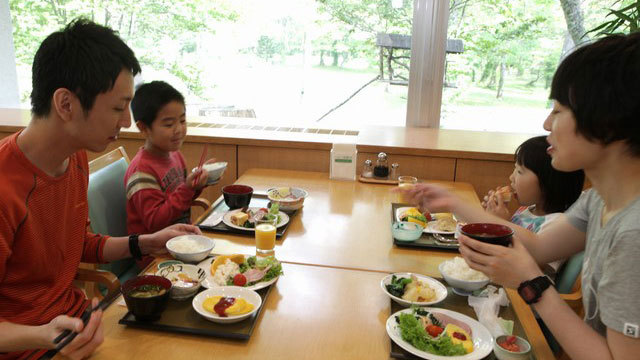 木漏れ日とコーヒーの香りに包まれた朝食