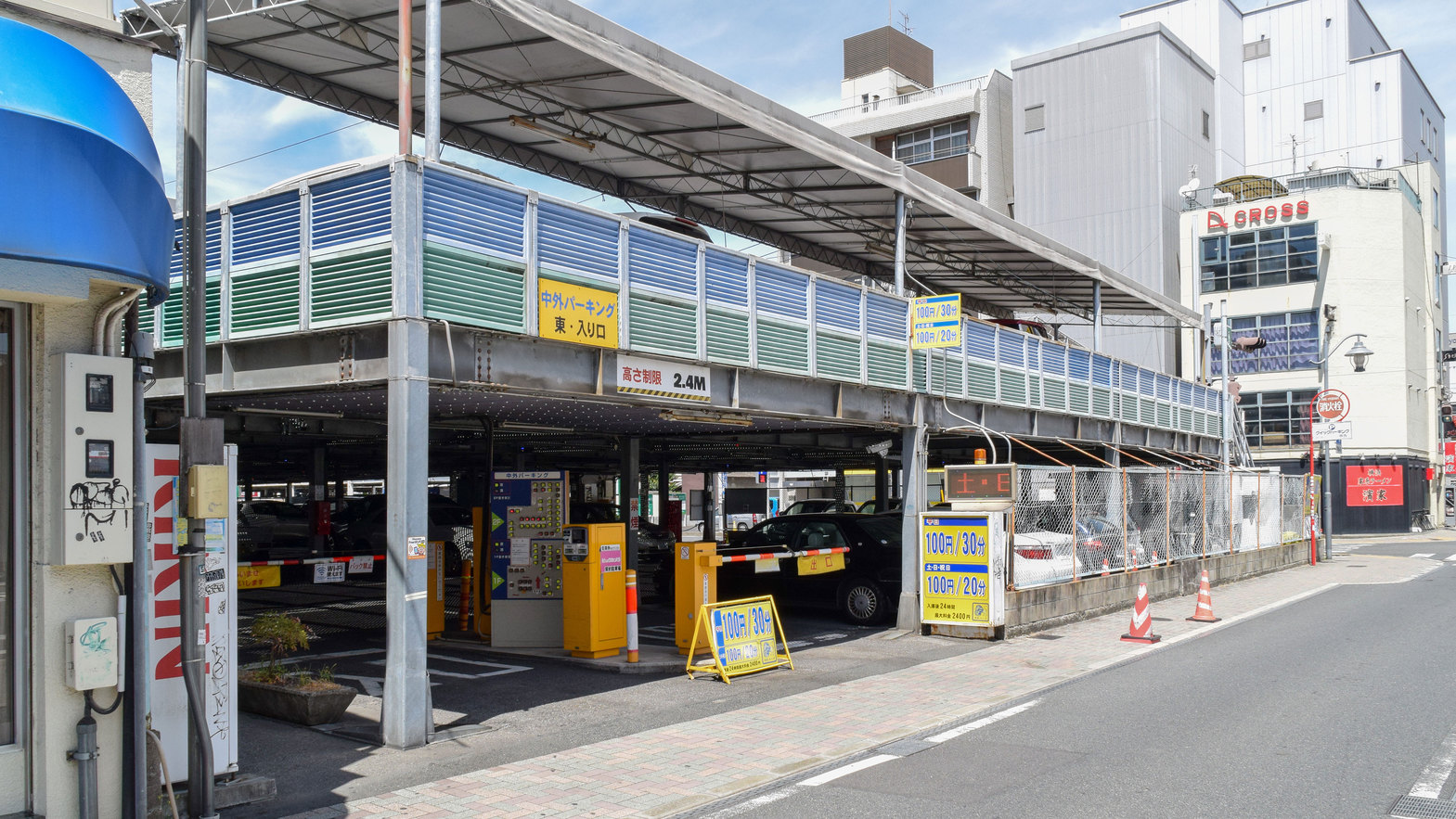 提携駐車場（中外パーキング）東側入り口。