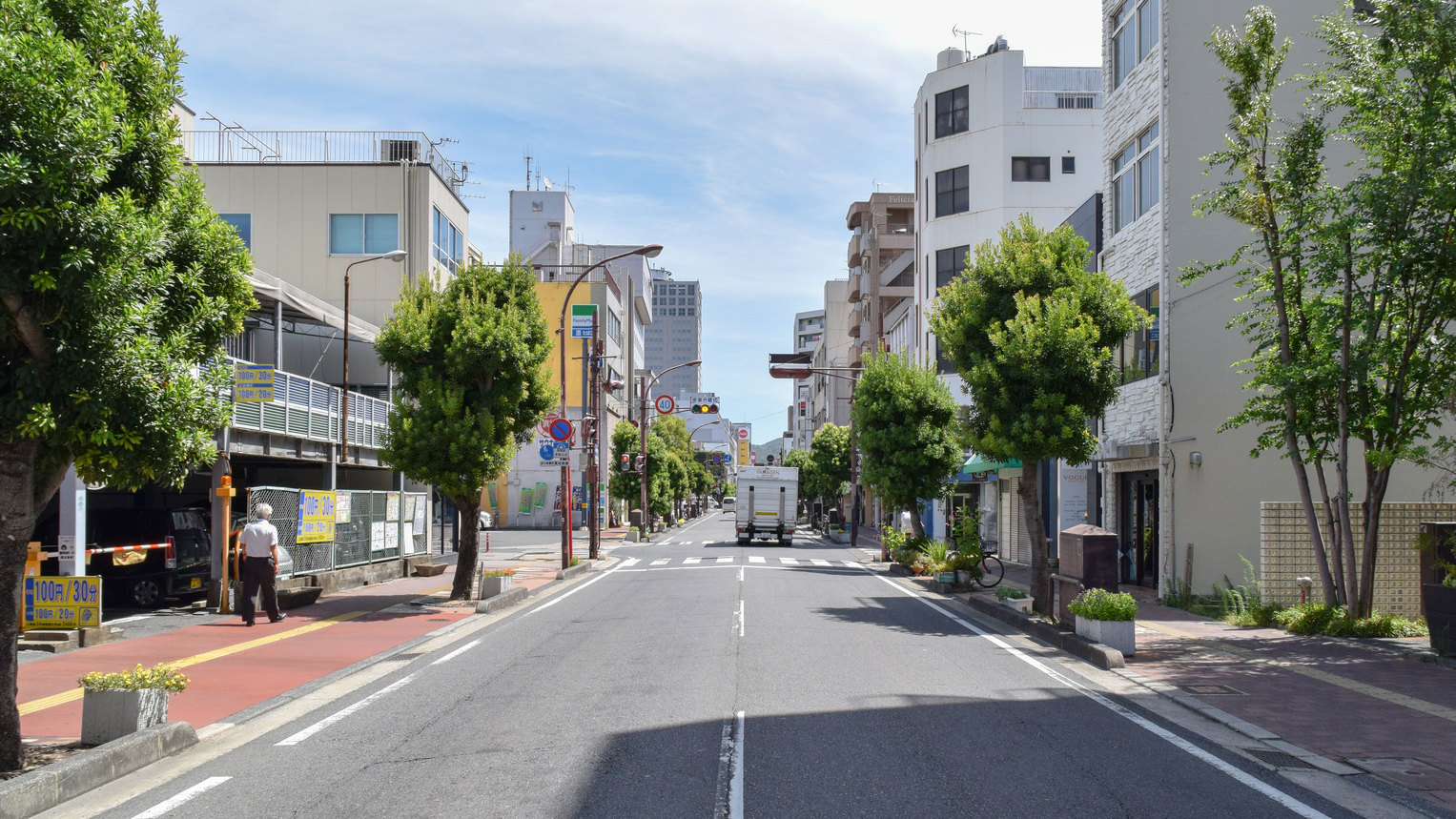 県庁通り。イオンモールから東へ直進５分ほどに当館がございます。
