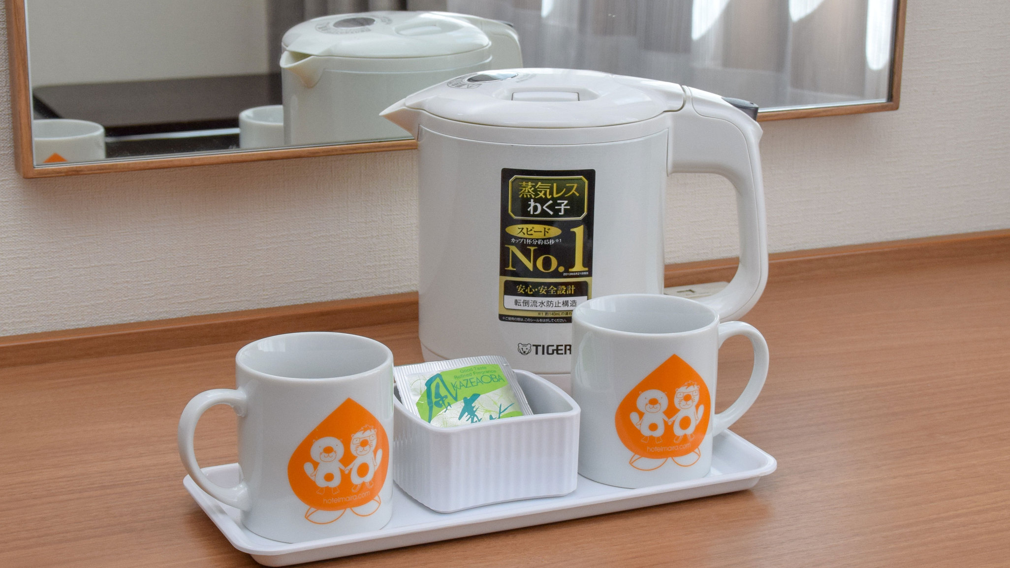 湯沸かしポット、マグカップ、緑茶