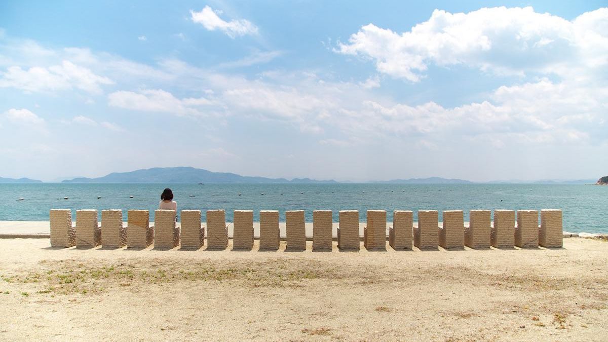 犬島。銅精錬所跡など現代アートを楽しめます。夏には海水浴ができます。