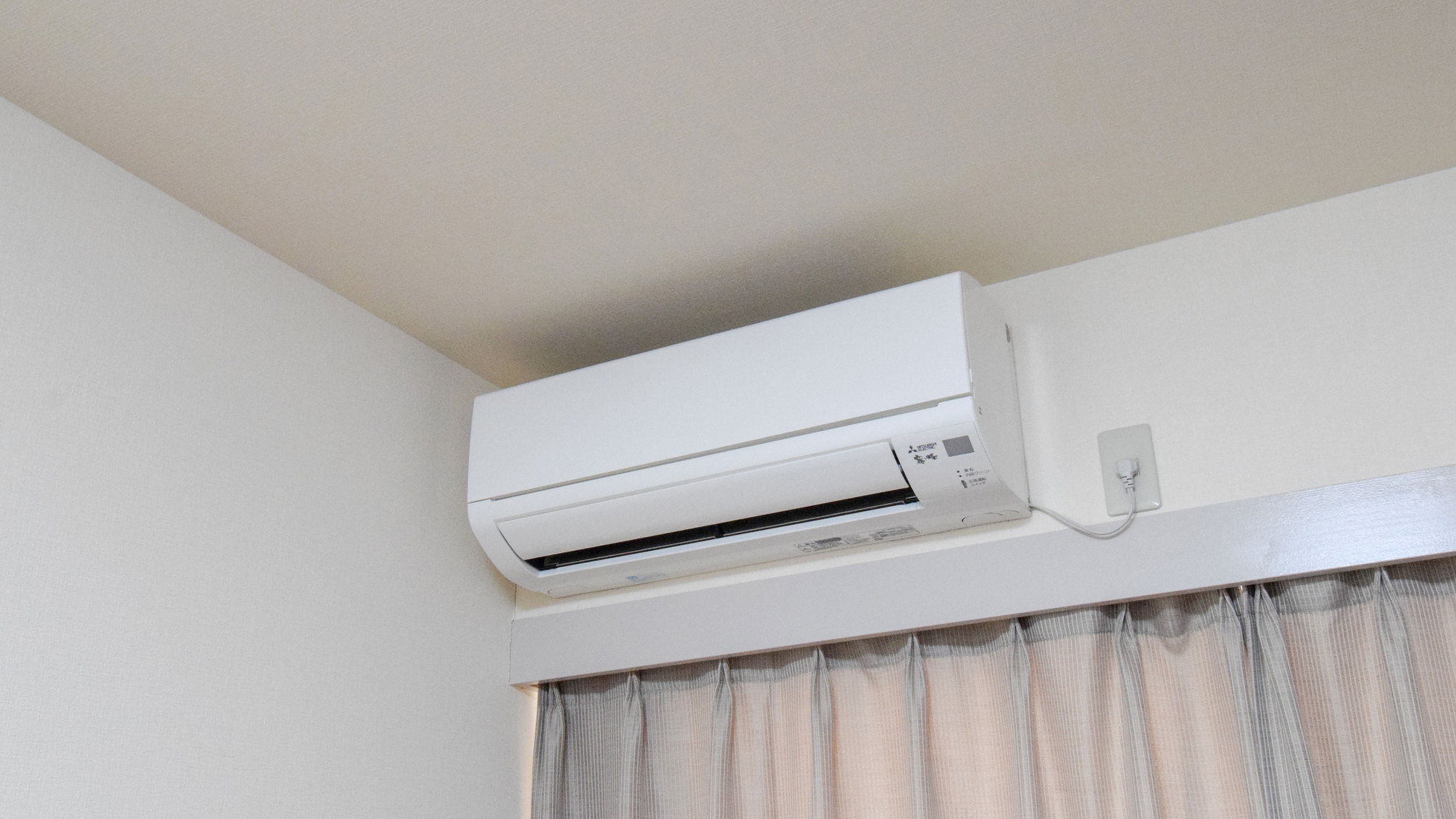 全室個別エアコン、リモコンは壁にございます。