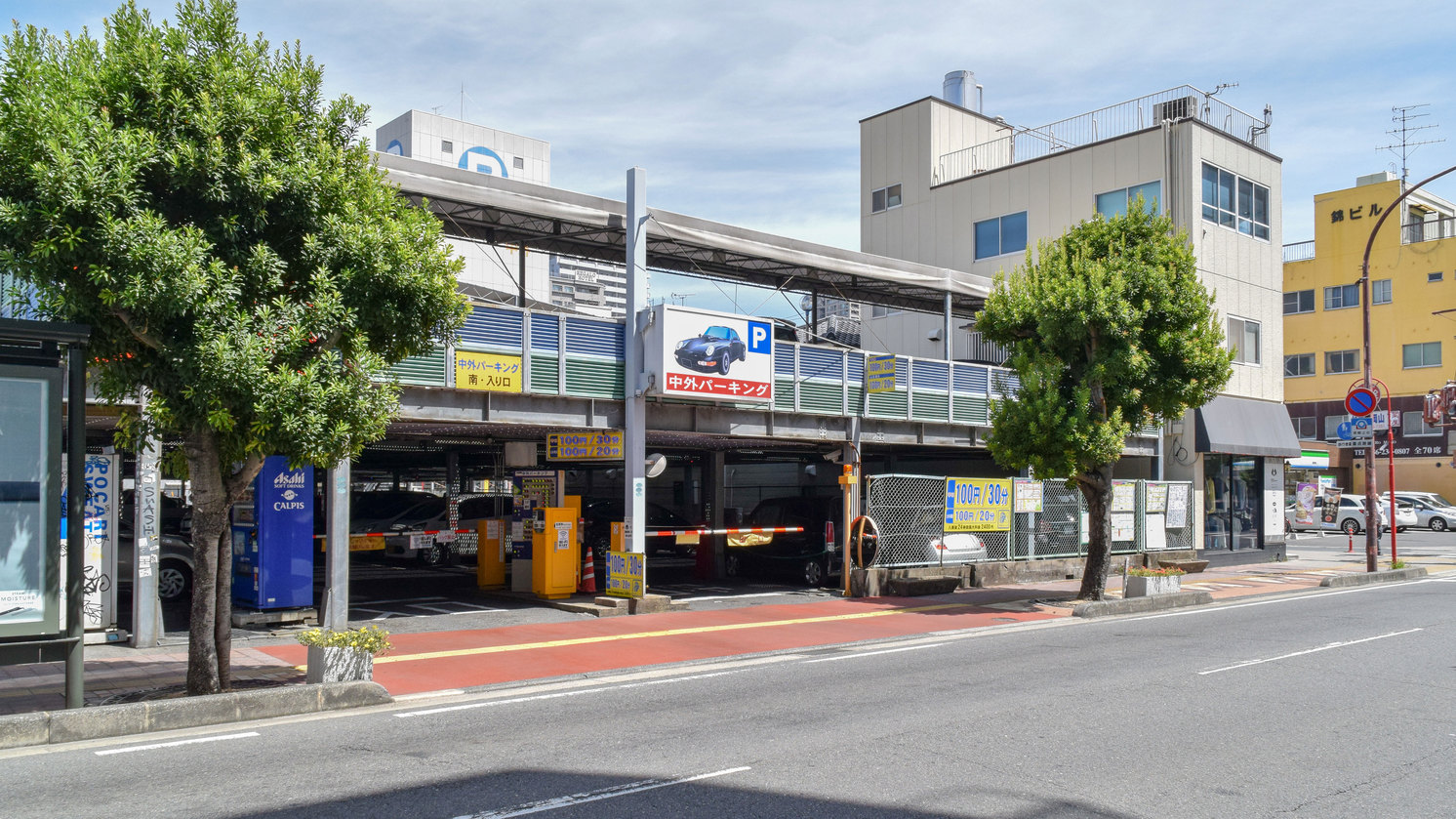 提携駐車場（中外パーキング）南側入り口。