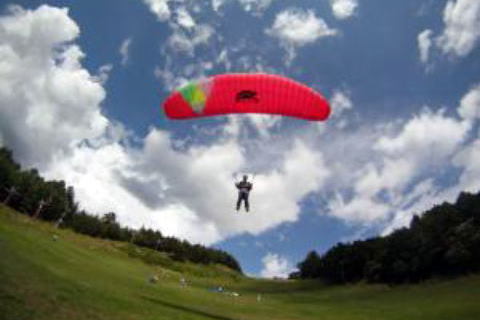 パラグライダーで大空へ