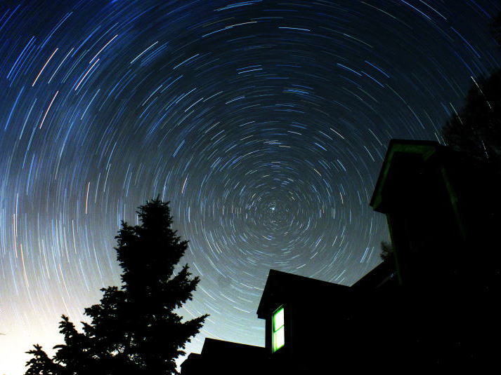 庭から眺める北極星