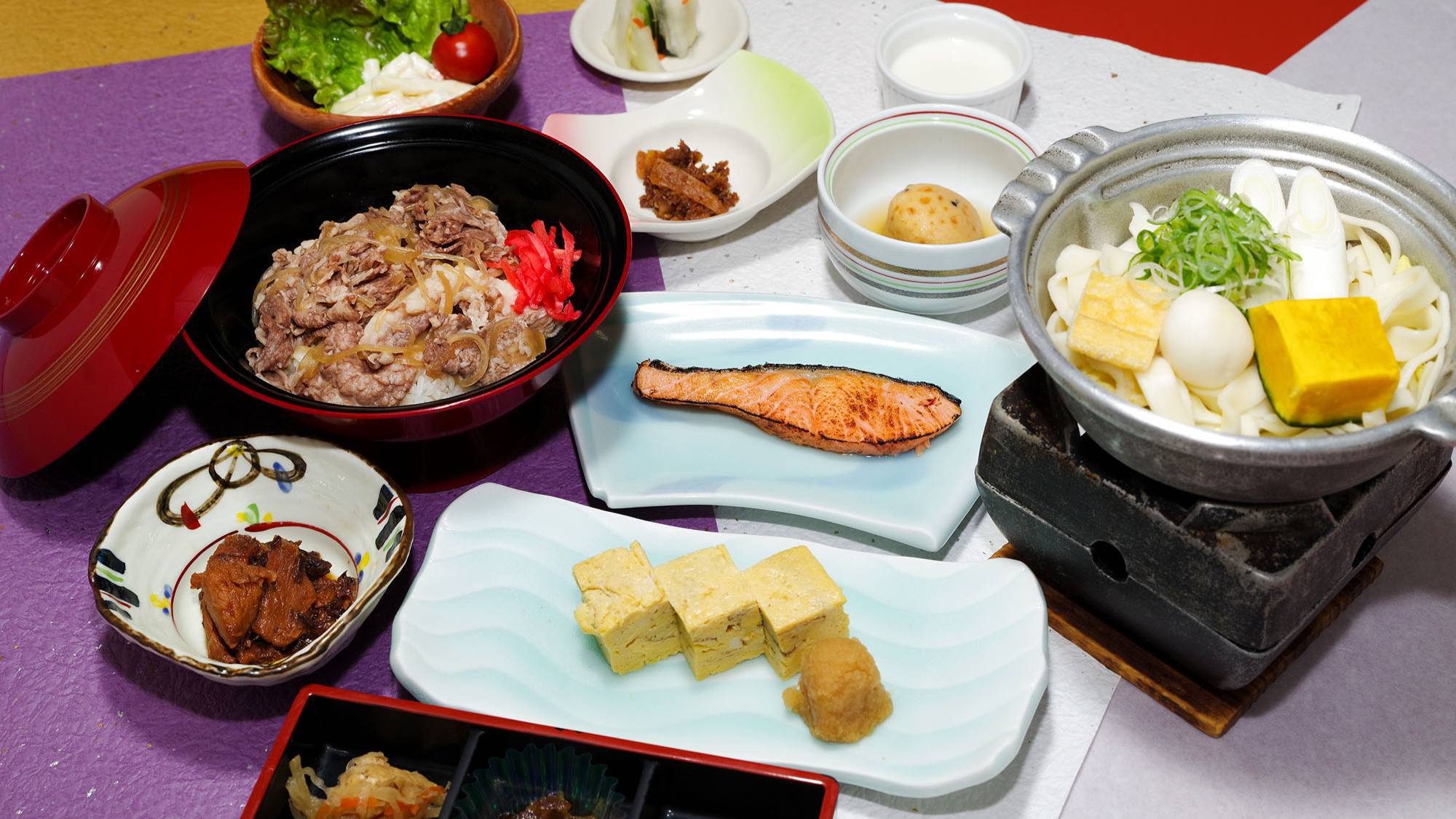 山梨の郷土料理ほうとう鍋に甲州牛の牛丼など、当館ならではのパワーみなぎる朝食
