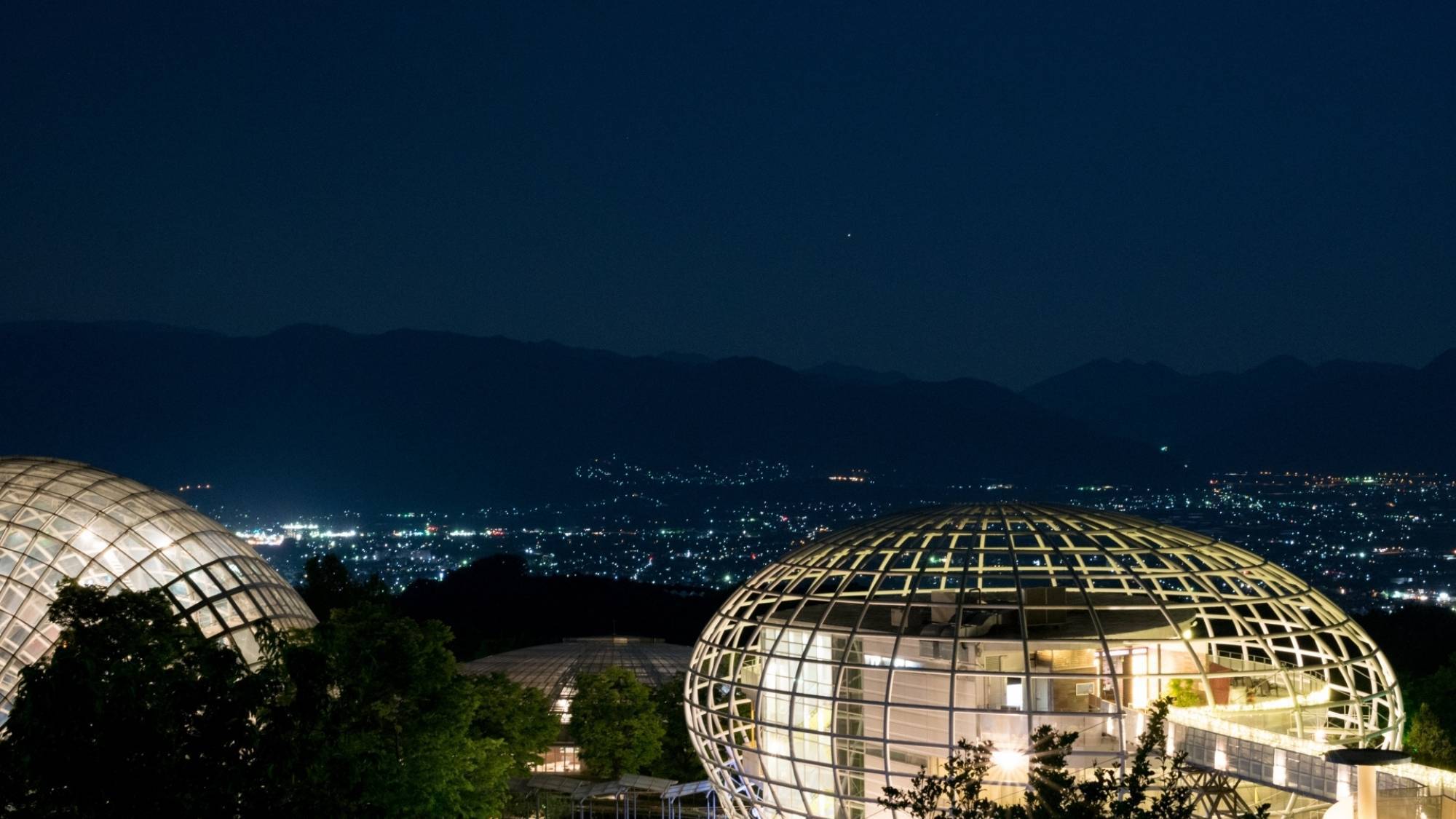 山梨の産物や風土を五感で楽しめるテーマパーク、笛吹川フルーツ公園。公園から見える夜景も有名です！