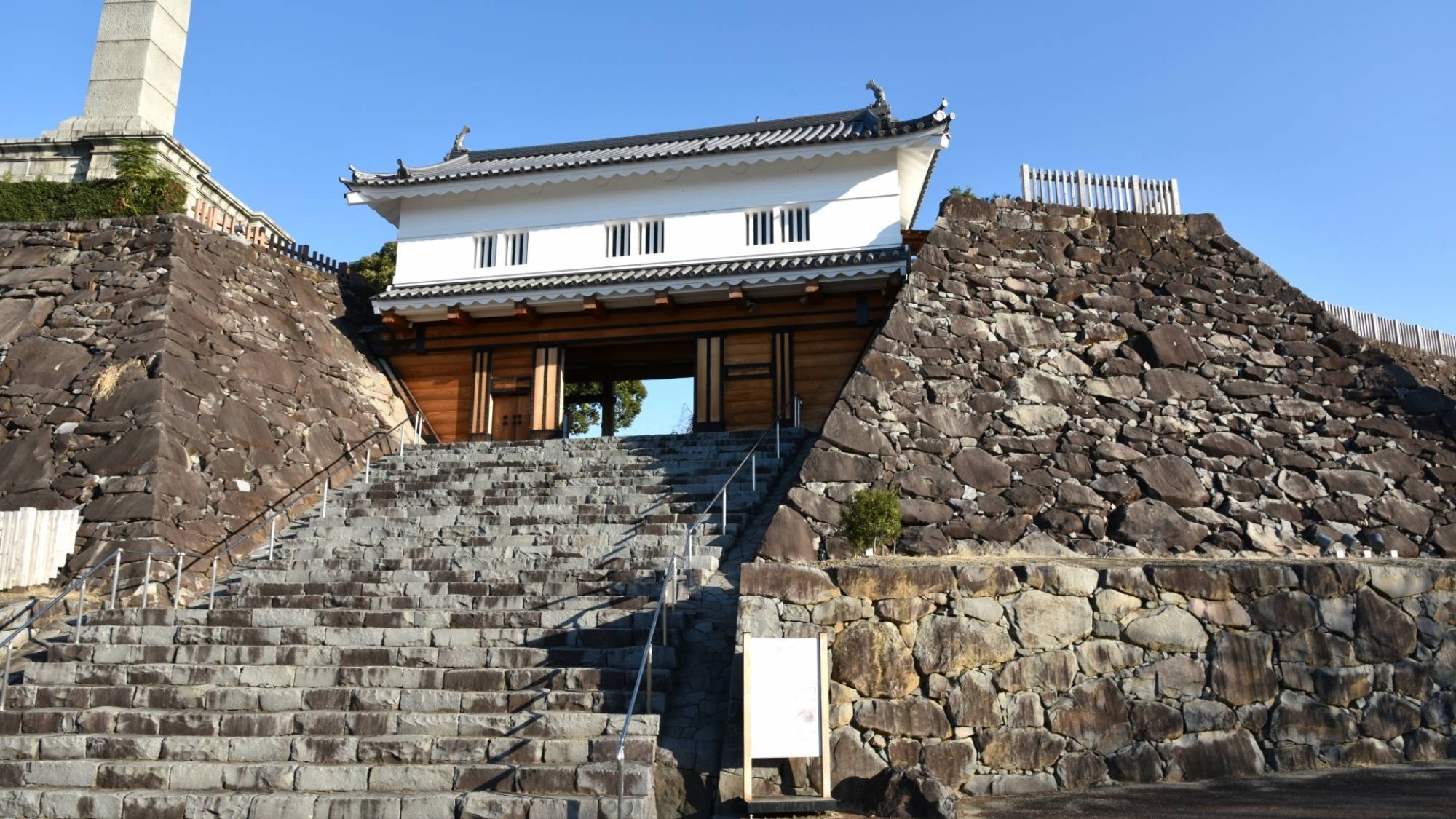 日本百名城の一つ「甲府城」の城跡の一部が解放された「舞鶴城公園」。公園からは富士山も見えます！