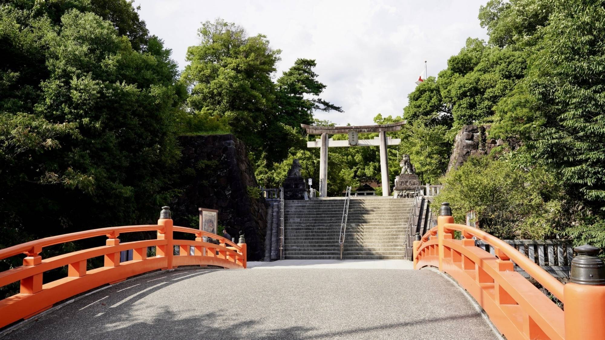 武田神社の境内では、四季折々の景色を見ることができます。