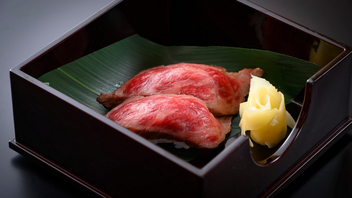 【甲州牛炙り寿司】柔らかな肉質と旨味をお寿司でご賞味ください。