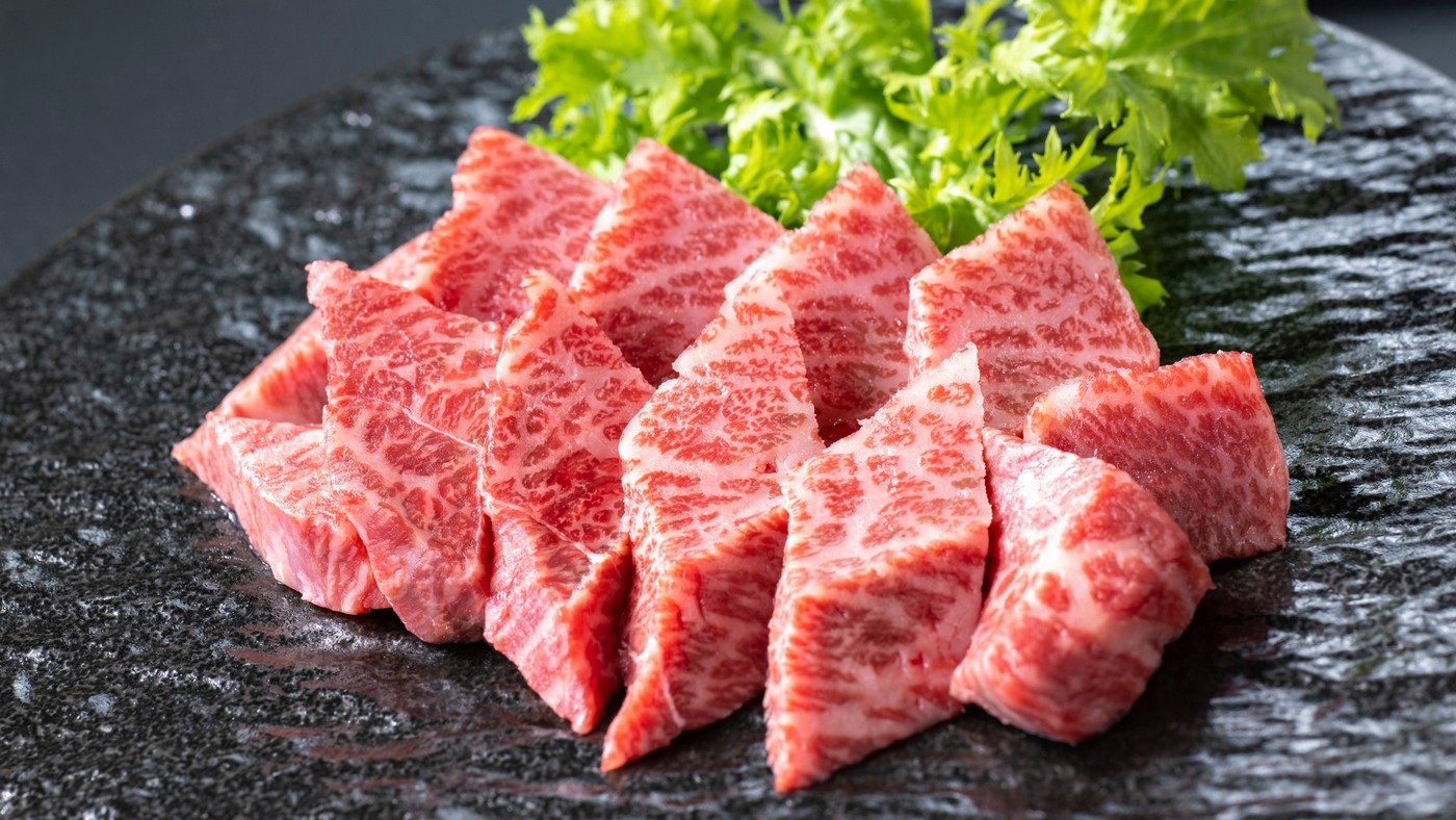 ＜瑠璃膳＞柔らかな肉質、まろやかな甘みが特徴の甲州牛を陶板焼きでお召し上がりください*