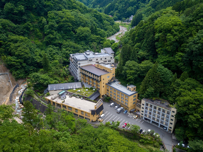 緑豊かな自然に囲まれた山水荘