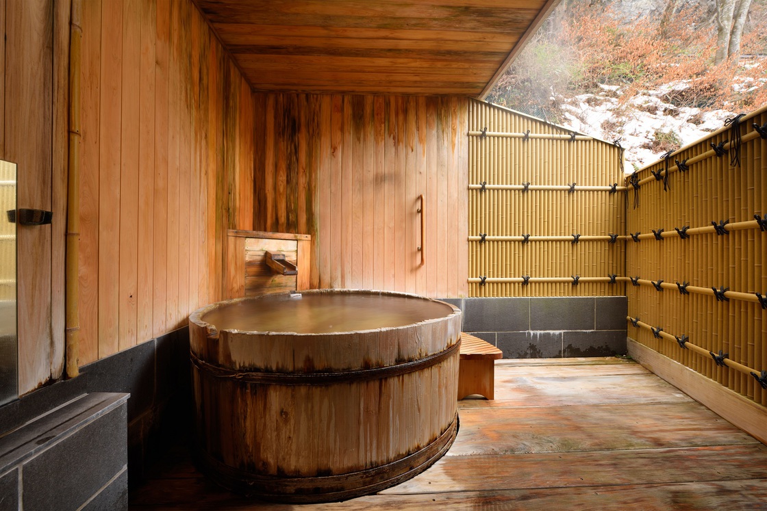 貸切風呂「樽の湯」。半露天タイプの檜の貸切風呂です。当日予約制です。