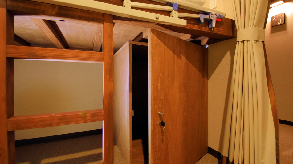ロッカー（キャビンルーム）各部屋に鍵付き専用ロッカーを設置しております。