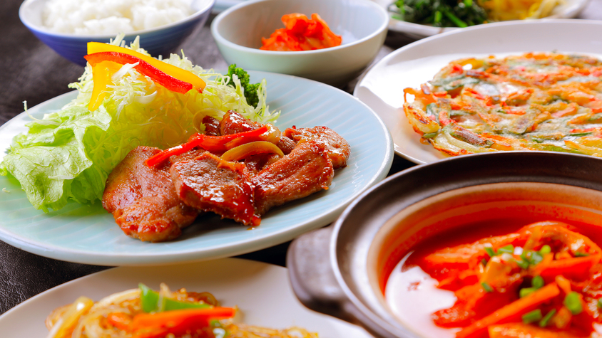 韓国料理夕食メニューの一例ビールもごはんも進んじゃう♪人気の韓国料理を定食スタイルで