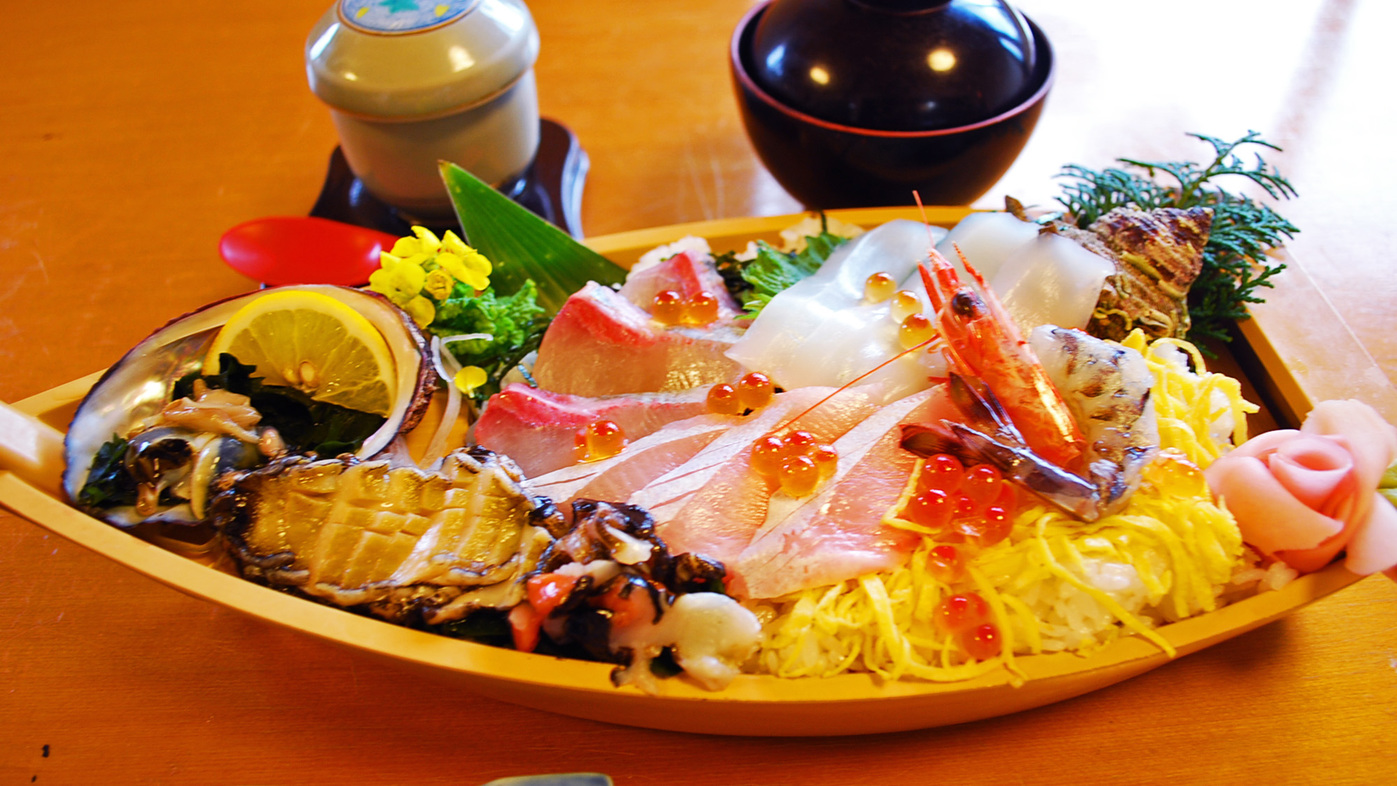 【夕食一例】海鮮ちらし。アワビ、鯛、海老、カンパチなど、地元の旬の食材をふんだんに使用しています！