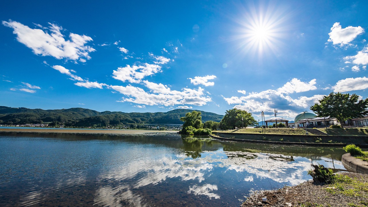 当館の目の前に諏訪湖があります。夏は目の前から打ち上げる花火もお楽しみ頂けます。