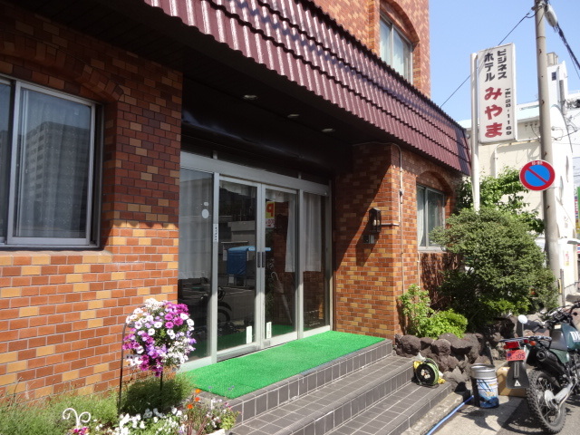 ホテル正面＊和歌山一番の繁華街に立地ホテル左は館内駐車場となります。防犯カメラ設置