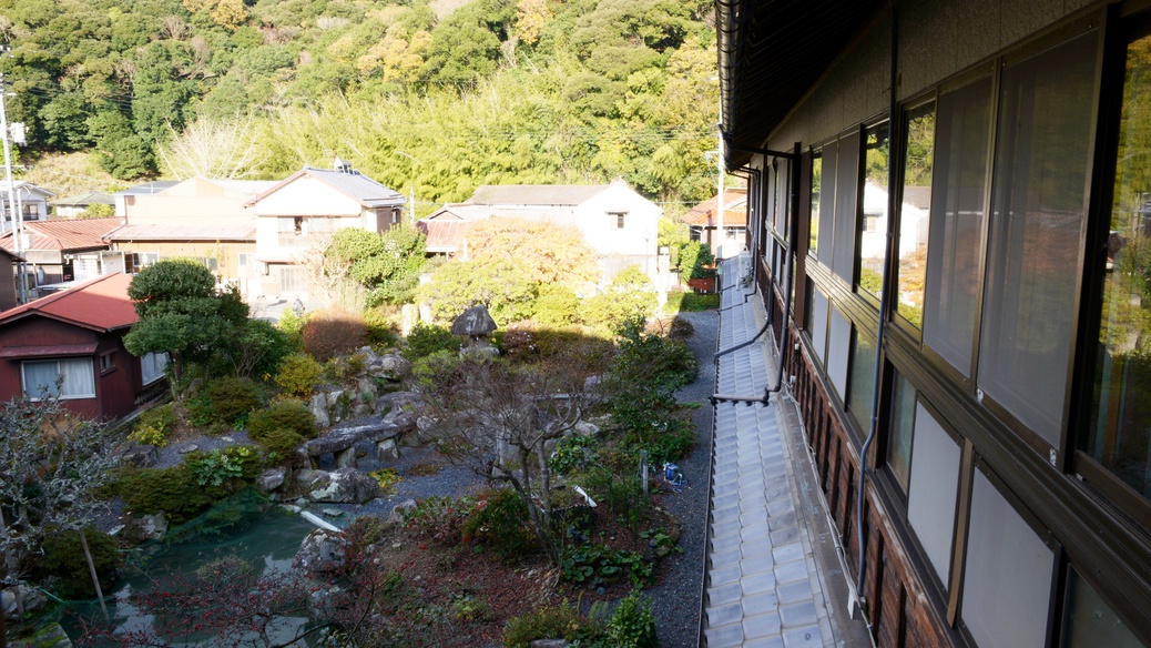 *【中庭】館内の窓やお部屋から日本庭園が眺められます。古き良き日本の趣をご堪能下さい。