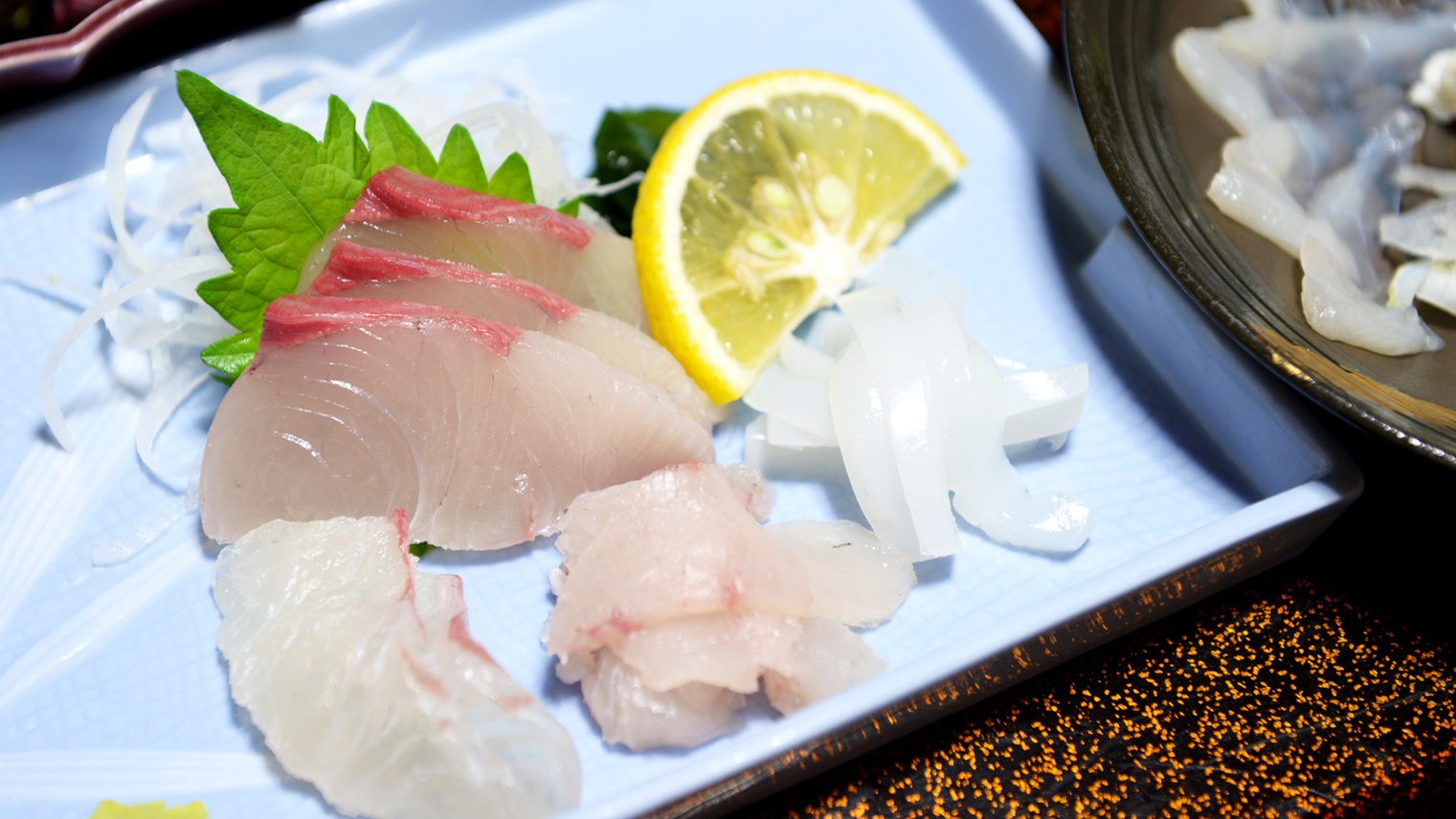 *【夕食一例】日本海の鮮魚を使用したお造りは、触感が抜群で、噛むたびに甘みが広がる絶品です。