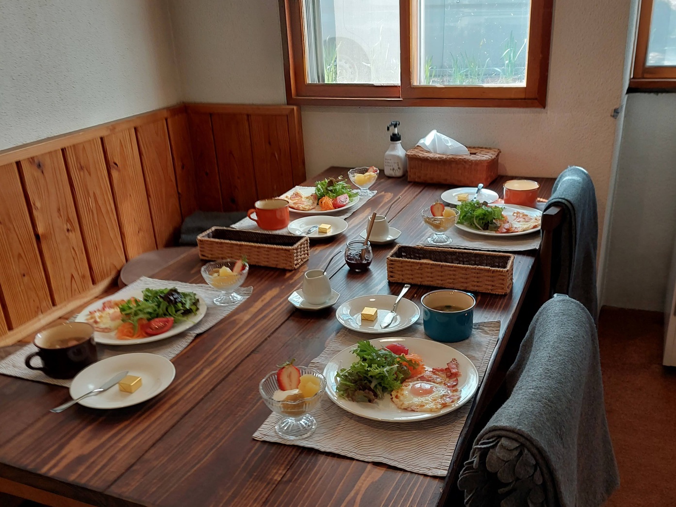 地下の食堂（缶やペットボトルのお飲み物ご用意あります）