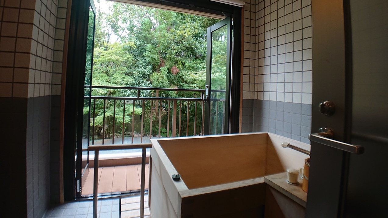 【高野槇の半露天風呂付】和室10畳浴室