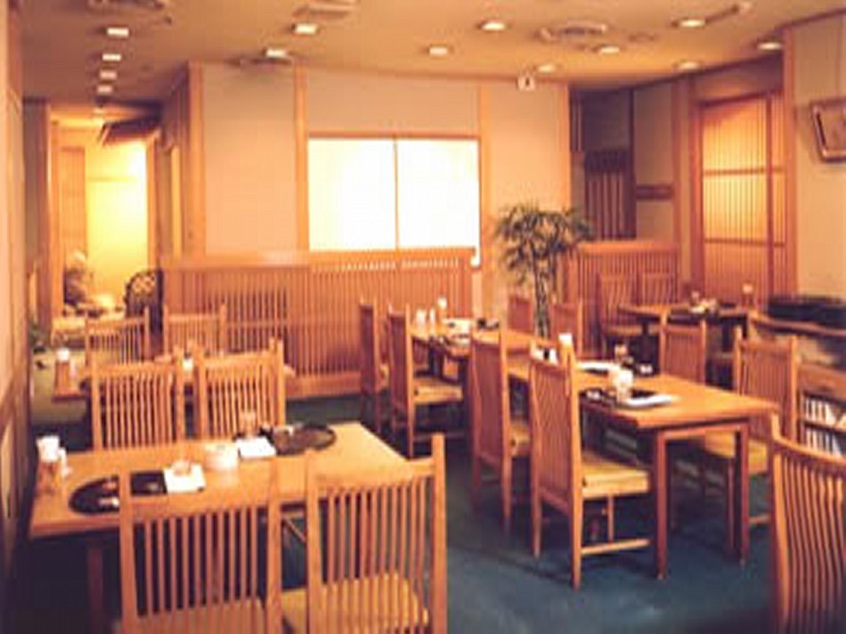 日本料理「山茶花」ホテル地下１階昼・夜と営業しております。