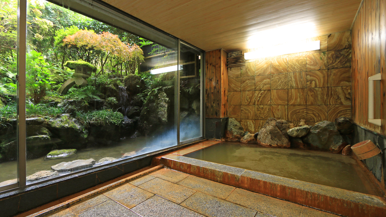 【天然温泉】壁一面の窓から望む自然を眺めながら、ゆっくりとお寛ぎください。