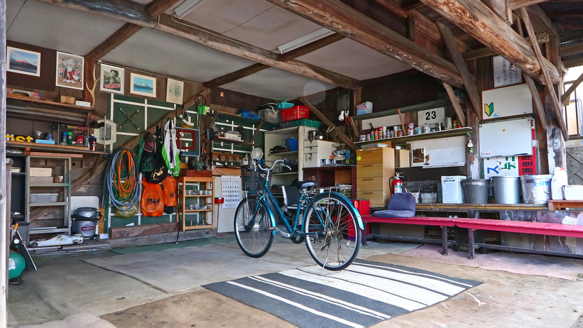 別館屋根付きスペースがございますので、自転車・バイクも安心！