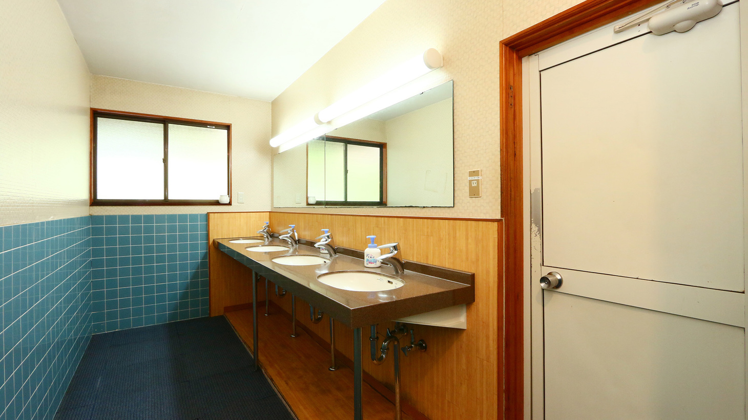 館内施設の一例本館男性共用洗面台