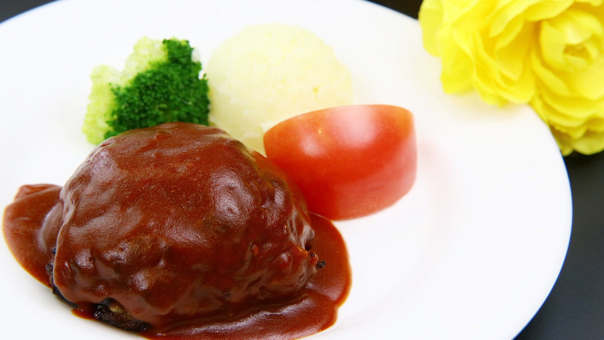 夕食の一例お肉料理の一品♪ハンバーグ
