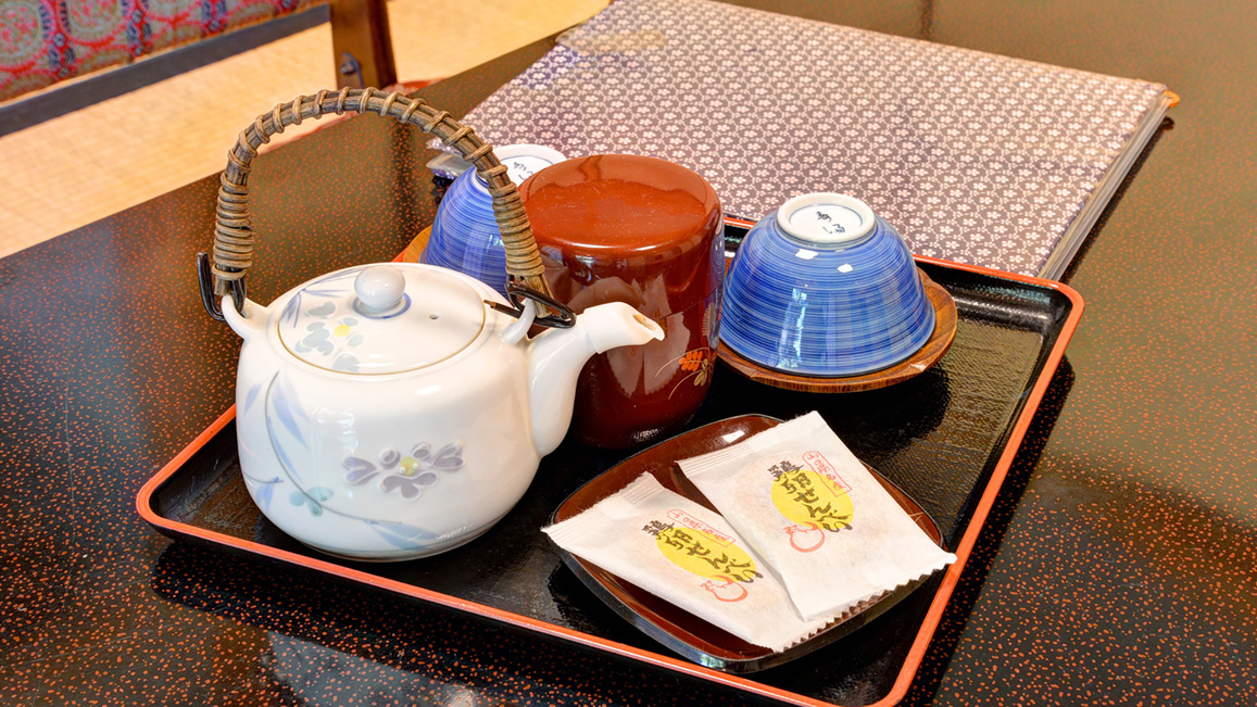 *お部屋に到着後、まずはお茶と和菓子でホッとひと息。