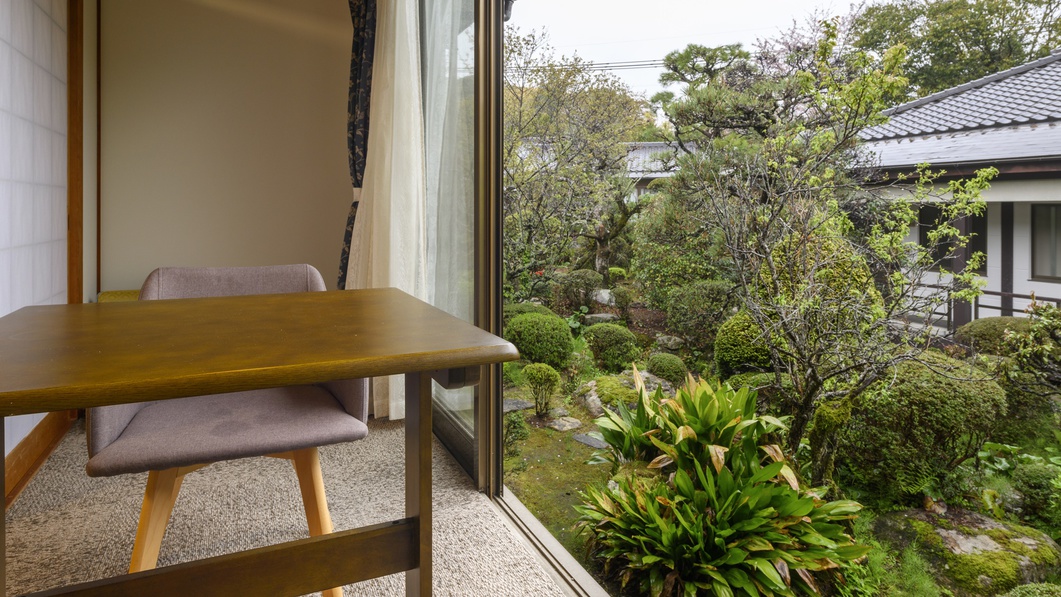 【松/別邸】お庭に面したお部屋で、四季折々の美しい景色をお楽しみください。（客室一例）