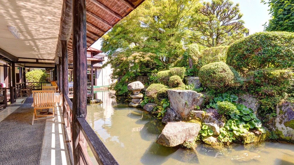 *中庭（日本庭園）/約4000坪の敷地内に広がる日本庭園。回廊から望む景観は絶景そのもの。
